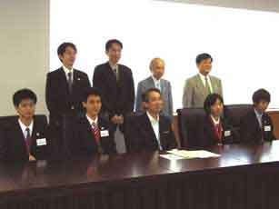 伊吹文部科学大臣と日本代表選手団の写真