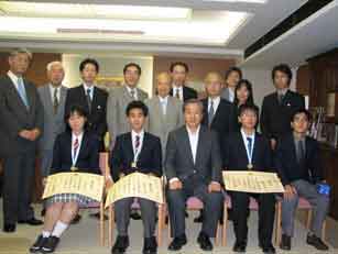 日本代表選手団と文部科学大臣の写真