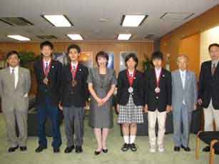 高市内閣府特命担当大臣と日本代表選手団の写真