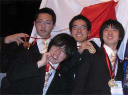 代表団とメダルの写真
