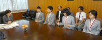 大臣を表敬訪問の写真3